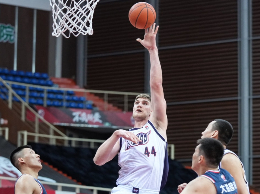 贝博在线入口 -包含关键时刻广东宏远调整名单以备意大利杯，远射贴柱环节打磨，信心回归，身体对抗强度拉满的词条